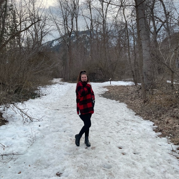 Meet your seller/buyer Sara ☺️ - Picture 4 of 5